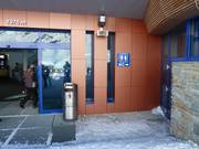 Mülleimer und Toiletten gut positioniert