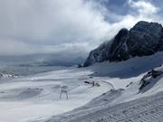 Blick auf das Skigebiet mit Schleppliften, Snowpark und Gletscherloipe