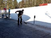 Der Bahnsteig der Gondelbahn wird gesäubert