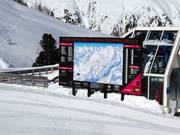 Panoramatafel mit aktuellen Informationen im Skigebiet Ischgl