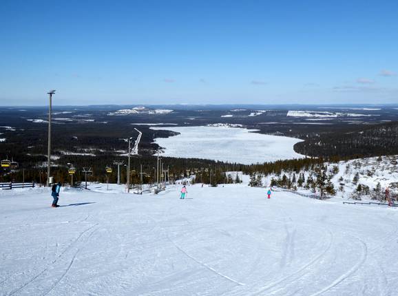 Mittelschwere Nordabfahrt im Skigebiet Pyhä