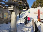 Am Schlepplift wird der Bügel gereicht