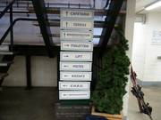 Hinweisschilder am Eingang der Skihalle