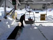 Kleinen Kindern hilft man beim Einsteigen