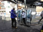 An der Talstation Pozza-Buffaure werden auch die Ski in die Gondel gestellt