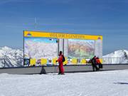 Pistenplan mit detaillierten Informationen oben im Skigebiet