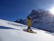 Leistungsfähige Schneekanone im Skigebiet First