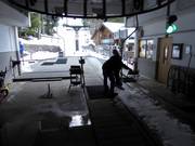 Hilfestellung beim Einstieg an der Einersesselbahn Schwebelift Bayrischzell