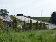 Zwischen grünen Hügeln liegt das Trockenskigebiet
