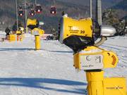Besonders dicht stehen die Kanonen an der Piste entlang der Seilbahn
