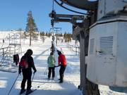 Hilfestellung beim Einstieg am Schlepplift