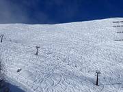 Tiefschneespuren im oberen Bereich des Skigebiets