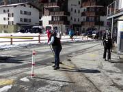 Der Bereich vor der Talstation wird gesäubert