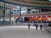 Der Eislaufplatz über dem Einstieg zur Skihalle