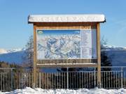 Informationstafel im Skigebiet