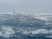 Blick auf das Skigebiet Beitostølen Skisenter von der anderen Talseite aus