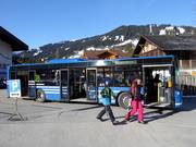 Skibus an der Talstation Lenk