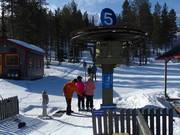 Hilfestellung beim Einstieg am Schlepplift in Levi