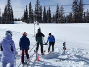 Am Schlepplift wird der Bügel gereicht