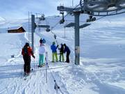 Am Schlepplift wird der Bügel gereicht