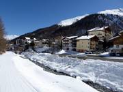 Die Piste führt direkt an Samnaun vorbei