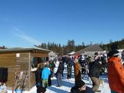 Fröhliche Runde am Kiosk