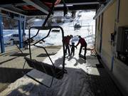 Man achtet besonders auf kleine Kinder und hilft beim Einstieg