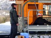 Hilfe beim Einstieg an der Sesselbahn