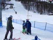 Am Schlepplift wird der Bügel gereicht