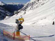 Moderne Schneekanonen an Piste 100 nach Stuben