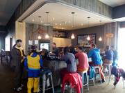 In der Revelation Lodge lässt man den Skitag an der Espressobar auskingen