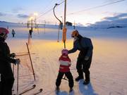 Das Personal hilft Kindern beim Einstieg