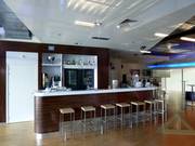 Die Bar im Obergeschoss an der Skihalle in Terneuzen