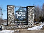 Hinweisschild zum Skigebiet an der Straße