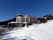 Exklusive Lage: das Schlosshotel Fiss direkt an der Piste