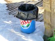 Man achtet auf eine korrekte Entsorgung des Mülls