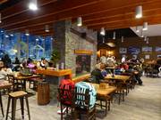 Gemütliches Après-Ski im 7 Summits mit Blick auf die Pisten