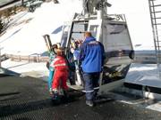 Ski werden in die Hand gereicht beim Übungsgelände in Vals