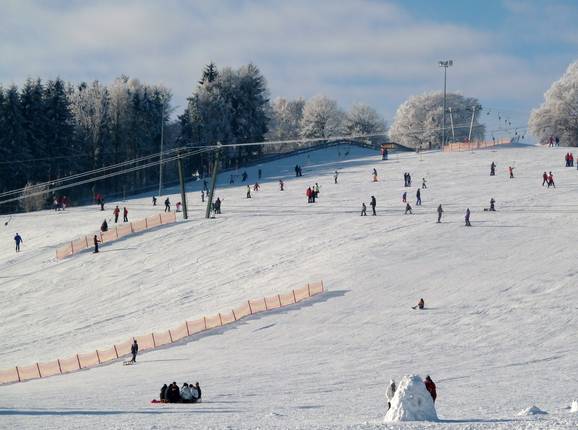 Blick auf den breiten Skihang von Donnstetten