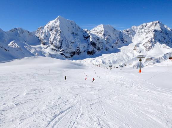 Das Skigebiet Sulden mit (v.l.) Königspitze 3859 m, Zebru 3740 m und Ortler 3905 m