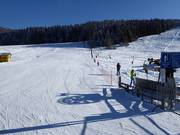 Sonnenlift mit blauer Piste