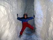 Die Kinder haben Spaß in der Schneewelt