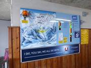 Informationstafel mit aktuellen Informationen an der Mittelstation