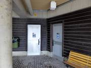 Gepflegte sanitäre Anlage an der Talstation der Kabinbanan