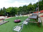 Sitzgelegenheiten mit Blick auf die Skipisten