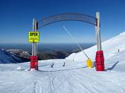 Pistenzufahrt mit Informationen