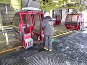 An den Gondelbahnen wird beim Ein-und Aussteigen geholfen