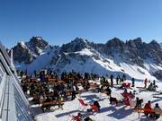 Hoadlbuffet und Schirmbar mit kleinen Snacks