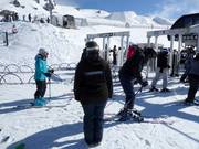 Freundliches Personal koordiniert beim Einstieg