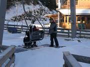 Hilfestellung beim Einstieg an der Sesselbahn